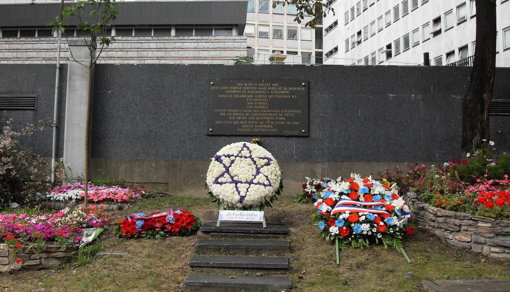 Jardin du souvenir commémorant la Rafle du Vél' d'Hiv à Paris en juillet 1942 Jardin du souvenir commémorant la Rafle du Vél' d'Hiv à Paris en juillet 1942 / ©Djampa, CC BY-SA 4.0, Wikimedia Commons